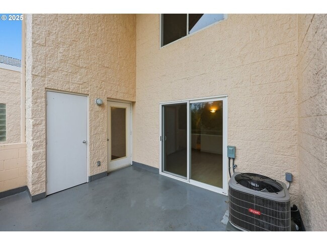 Building Photo - Rare 2 Bed 2 Bath + Loft Quintet Condo with Resort-Style Living in Portland’s West Hills