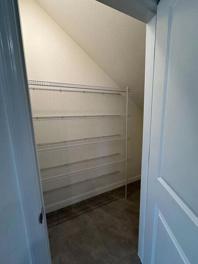 Building Photo - 3 Bedroom 2.5 Bath Townhouse