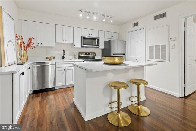 Building Photo - 3303 Wyndham Cir