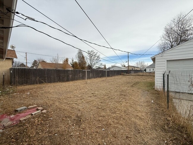 Building Photo - Two Bedroom, One bathroom, Pet Friendly Ho...