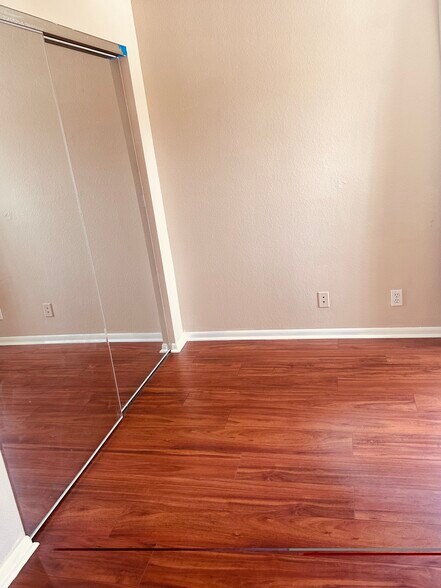 Guest Bedroom/mirrored closets - 8108 Summer Shores Dr