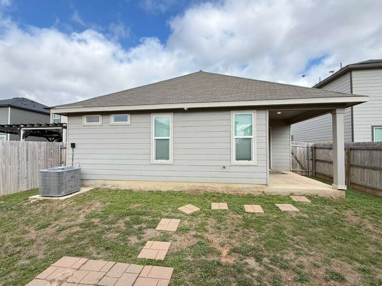 Building Photo - 323 Deer Crest Dr