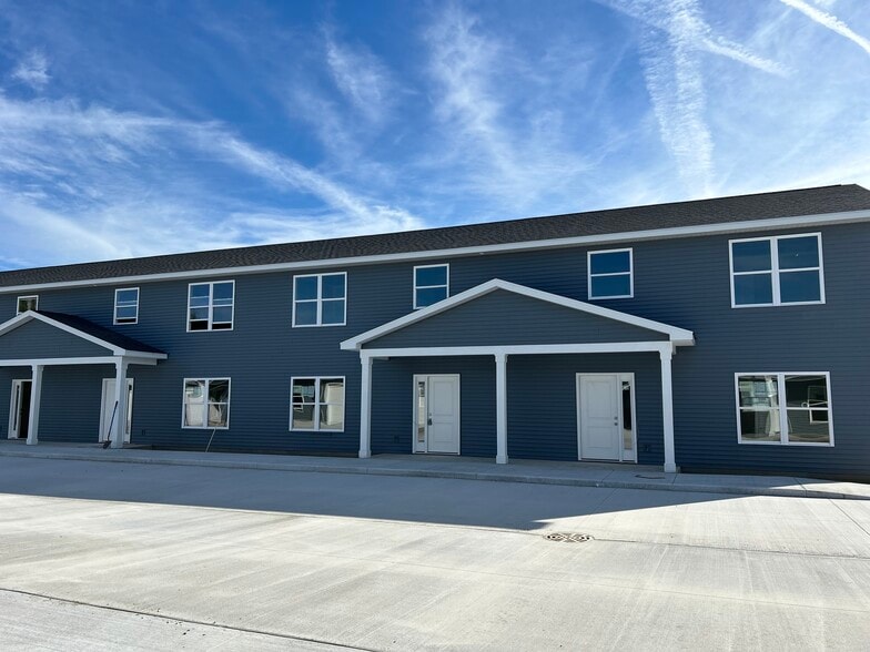 2 story townhouse w 2 full size bathrooms - Urban Nest Apartments