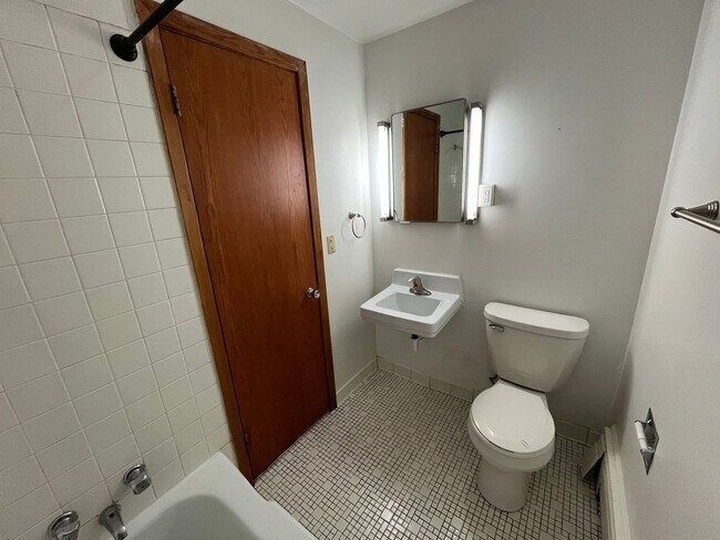 Building Photo - 1702 E 2nd St