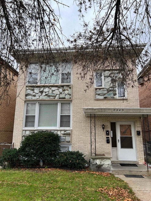 Building Photo - 6249 W Montrose Ave