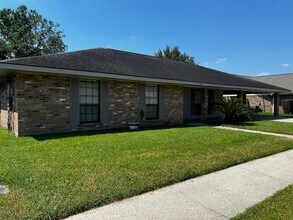 Building Photo - 4 Bedroom, 2 Bathroom, large yard, 2 car c...