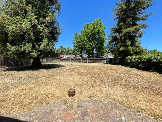 Building Photo - 705 W Roseburg Ave