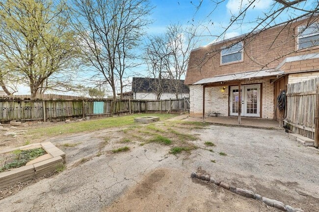 Building Photo - 2801 Skyway Cir