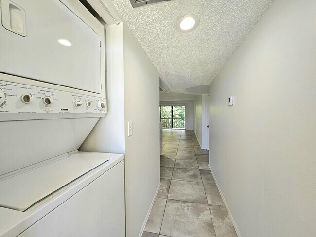 Building Photo - 8000 S Colony Cir