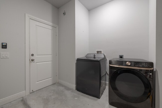 Building Photo - 2240 84th Ct