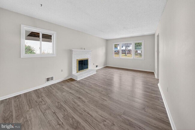 Building Photo - 2890 Balmoral Dr