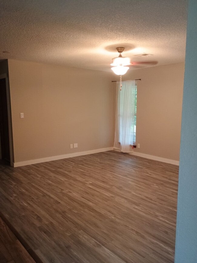 Building Photo - Country living at its BEST ! 3 bedroom 2 b...
