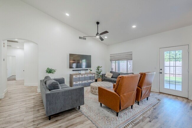 Building Photo - 760 N Swan Dr