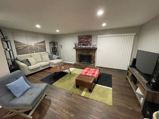Building Photo - 5783 Forest Lawn Ct