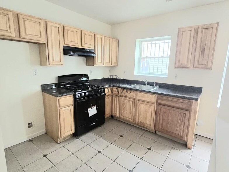 Building Photo - 111-113 Leslie Street