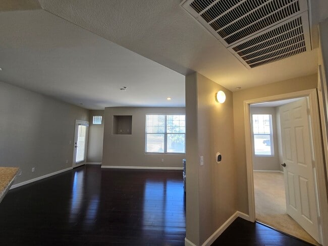 Building Photo - Awesome 2 bedroom 2 bath unit!