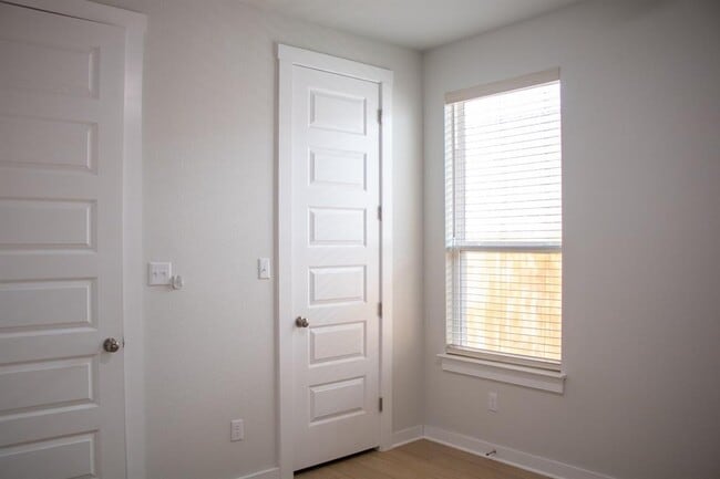 Building Photo - 123 Table Top Bnd