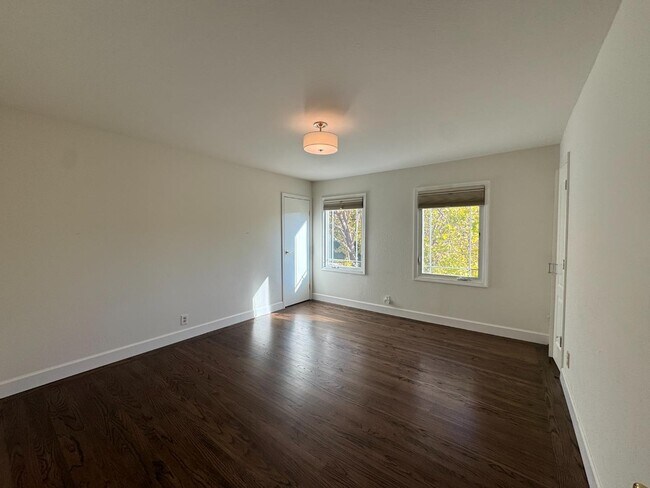 Building Photo - 1500 Solana Dr