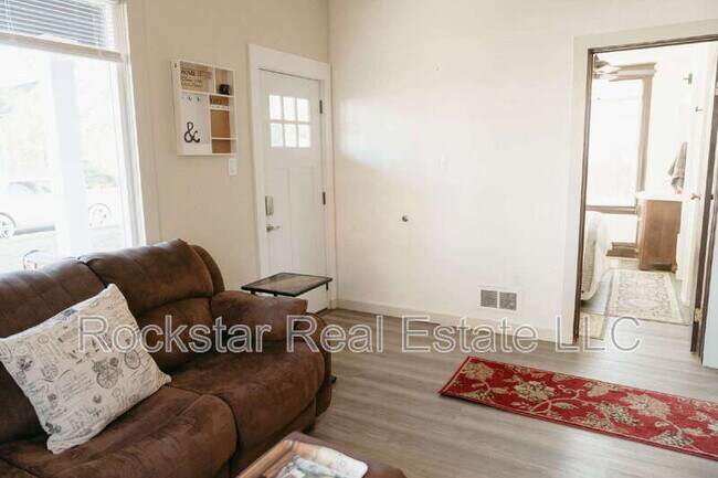 Building Photo - 1307 W Cleveland Ave