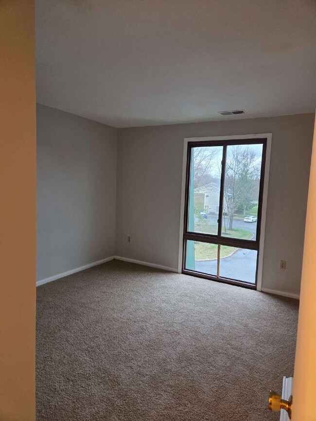 Building Photo - "Charming 2-Bedroom Condo Retreat in the Heart of Hagerstown!"
