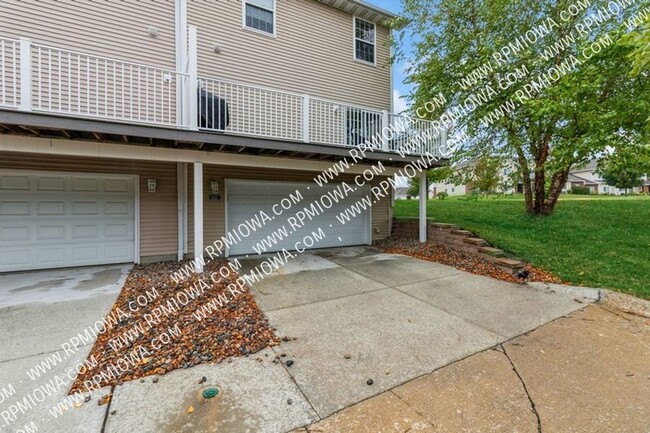 Building Photo - CORNER UNIT!! 3 Bedroom, 2.5 Bathroom Town...