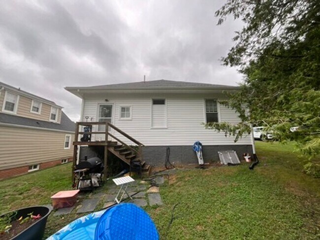 Building Photo - Charming Bungalow