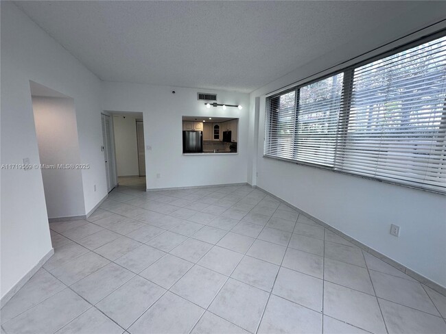 Building Photo - 540 Brickell Key Dr