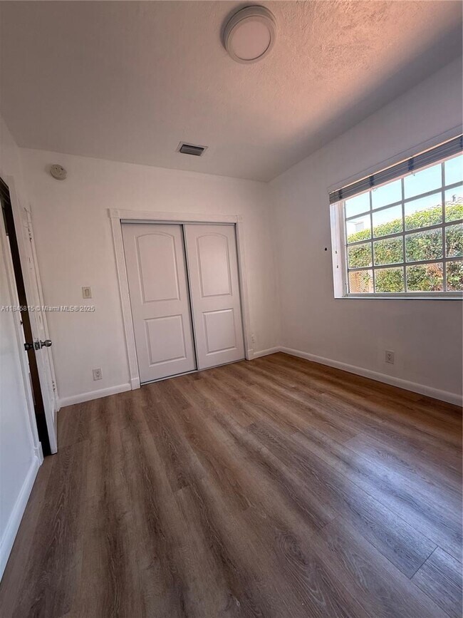 Building Photo - 1218 SW 11th Ave