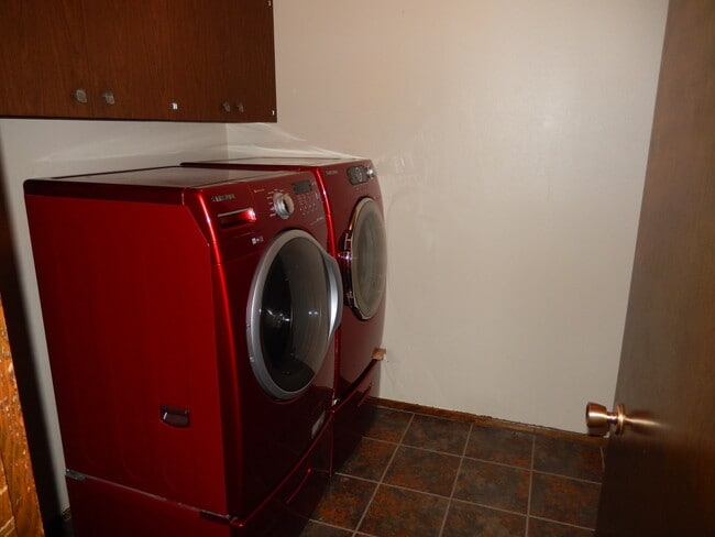 Building Photo - Spacious Daylight Rambler in Desirable Fir...