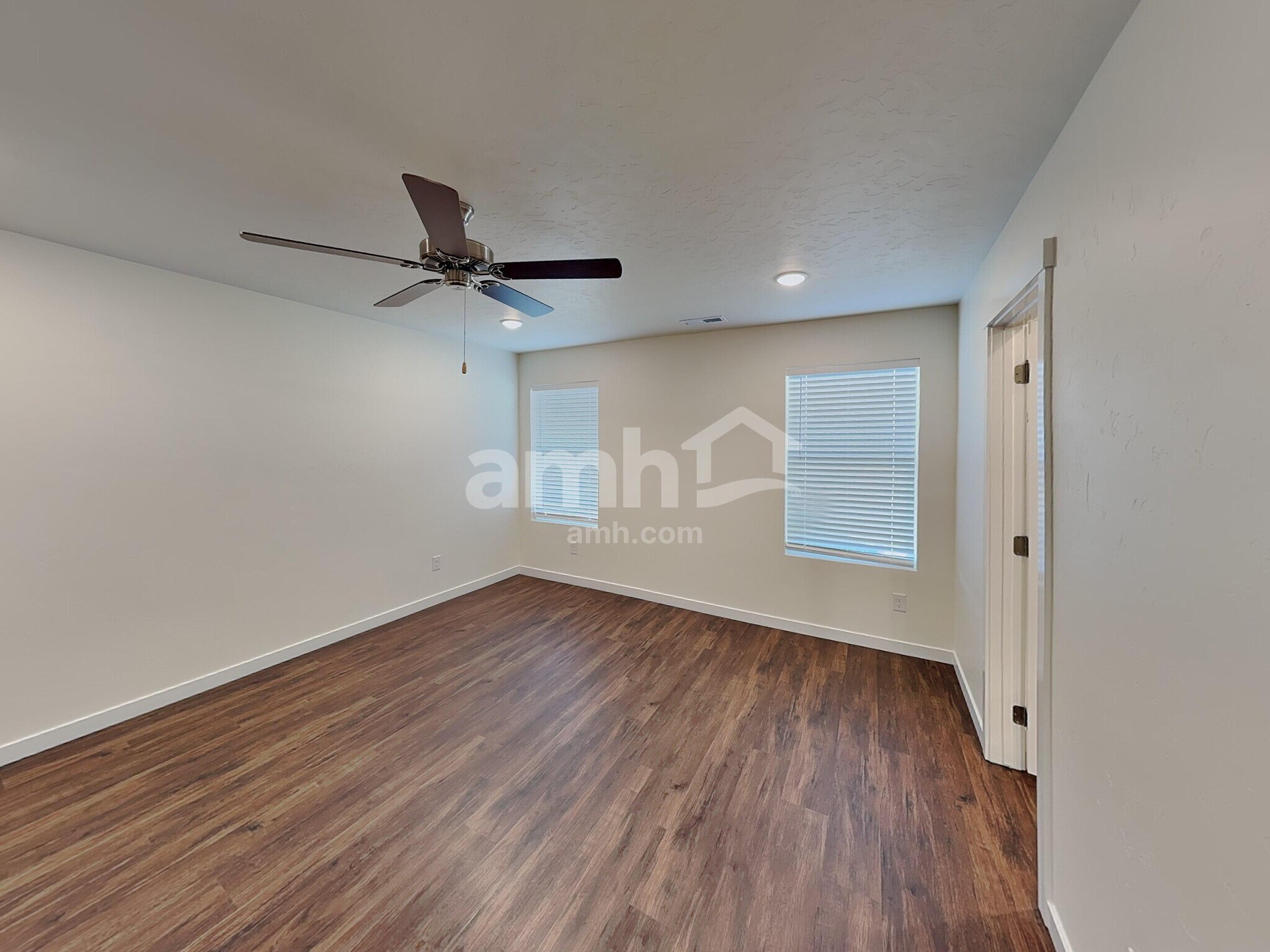 Building Photo - 1551 N Barkvine Ave