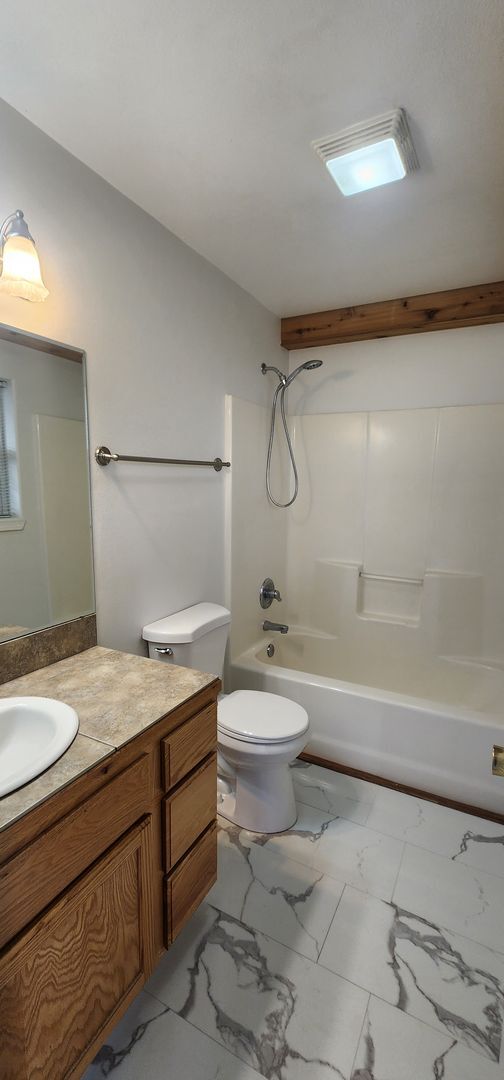 Building Photo - MF081- 213 SW 4th- Hegele