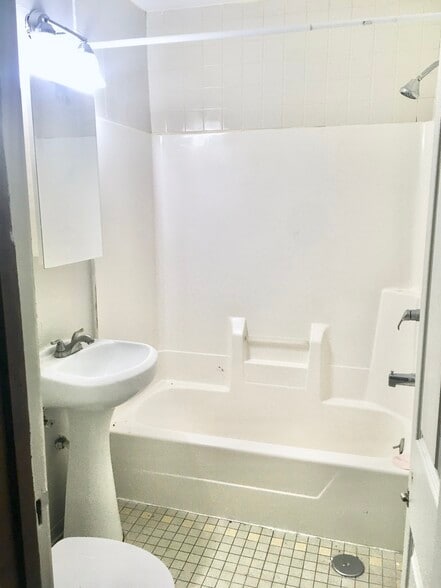 Building Photo - 1226 N Main St