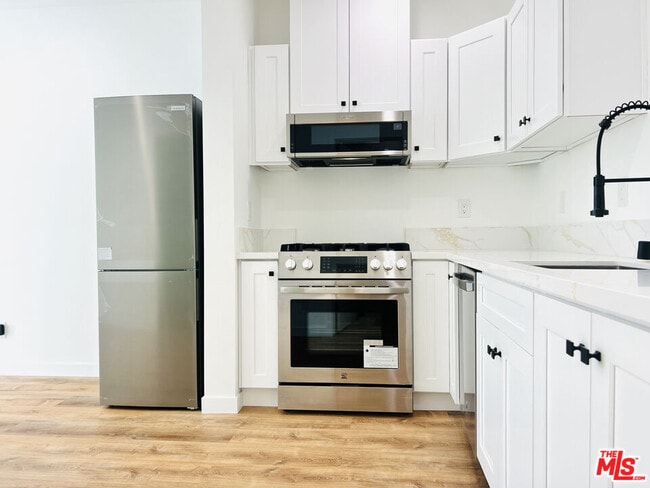 Building Photo - 938 W Glenoaks Blvd