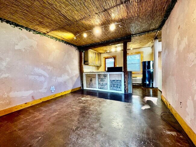 Building Photo - 557 N Limestone