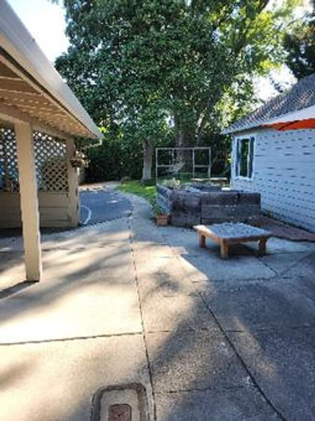 Building Photo - Spacious 3 Bedroom, 2 Bath Home on Private...