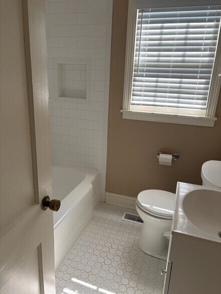 Building Photo - 621 19th Ct S