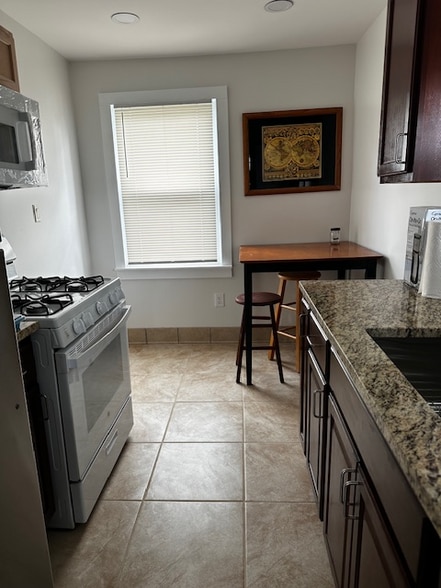 Building Photo - 206 Division Street