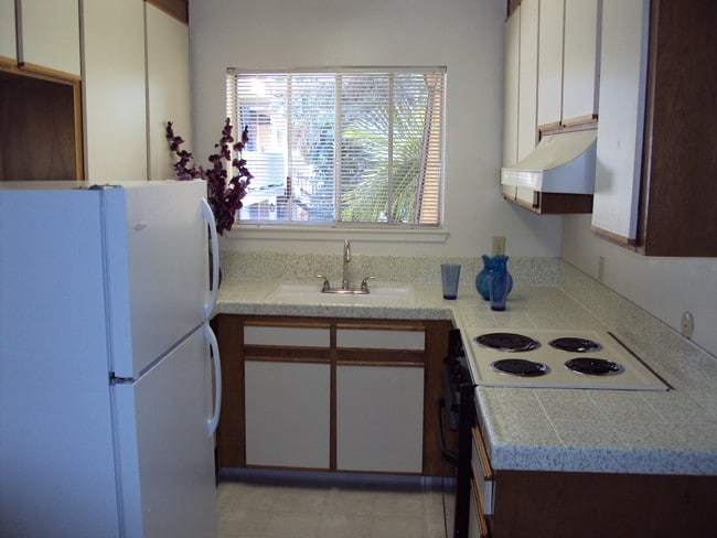Kitchen - Brittany House Apartments