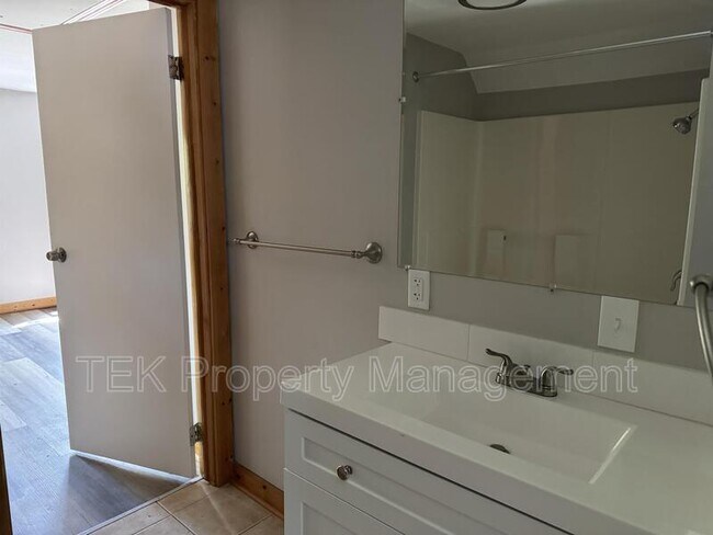 Building Photo - 126 Parsells Ave