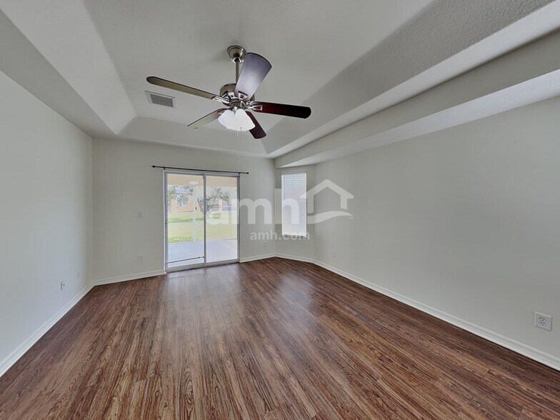 Building Photo - 5731 NW Zenith Dr