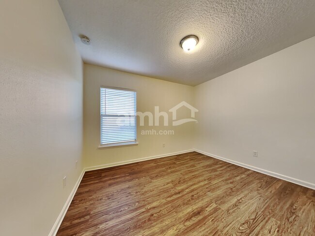 Building Photo - 2260 Brian Lakes Dr E