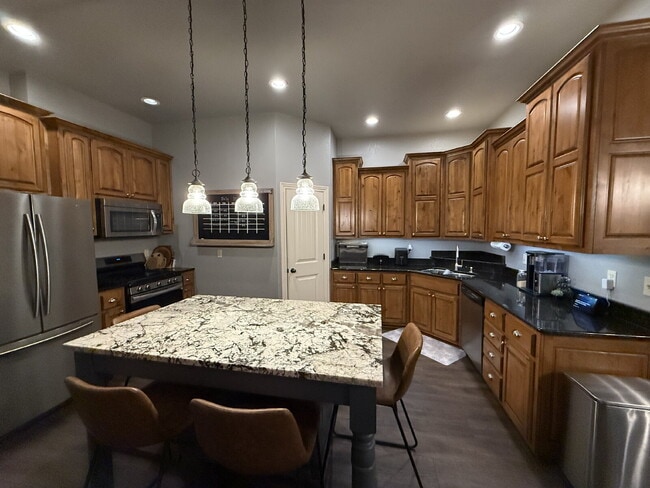 Building Photo - Custom 5 BR / 3 Car Garage, Home theater, ...