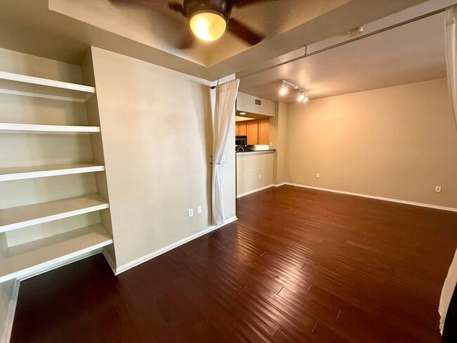 Building Photo - Spacious Bankers Hill Studio | In-Unit Laundry | A/C | Fireplace | Pool & Gym | 6-Month Lease