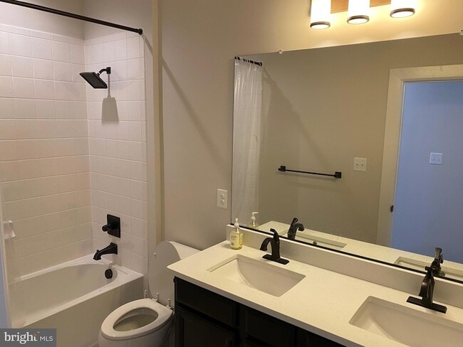 Building Photo - 730 Quarry Point Rd