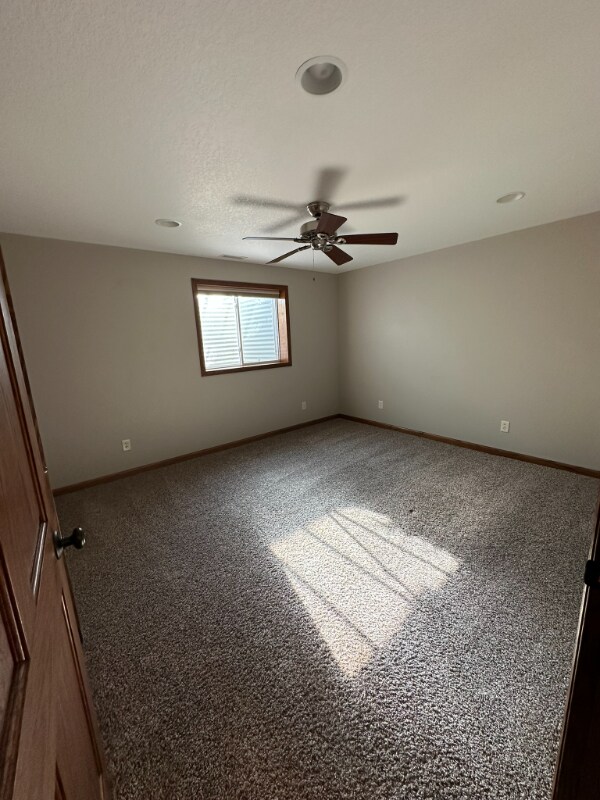 Building Photo - 585 SE Crabapple Dr