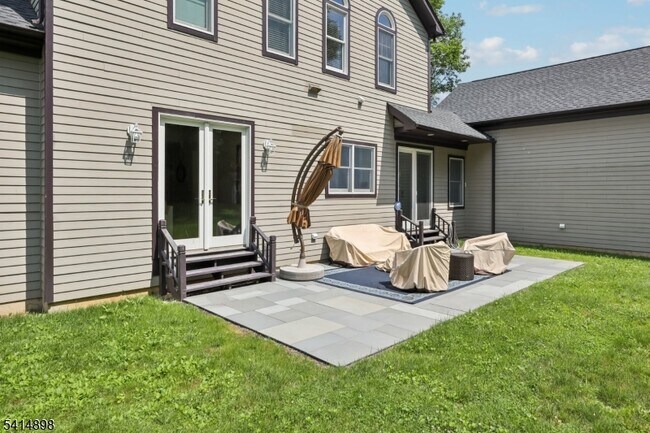 Building Photo - 5 Shores Rd