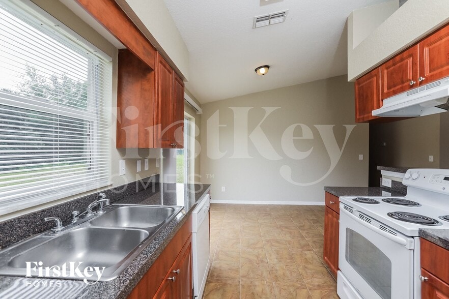 Building Photo - 708 17th St NE