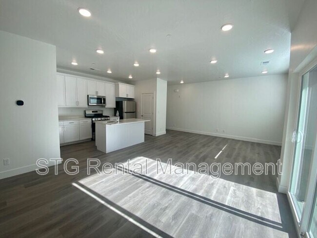 Building Photo - 5801 S Garnet Dr