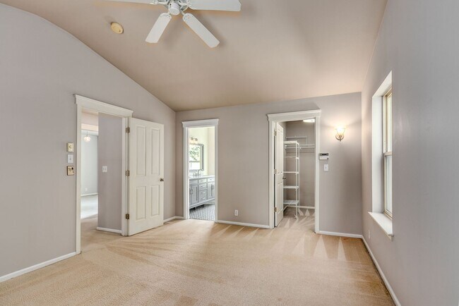 Building Photo - Beautiful Downtown Home
