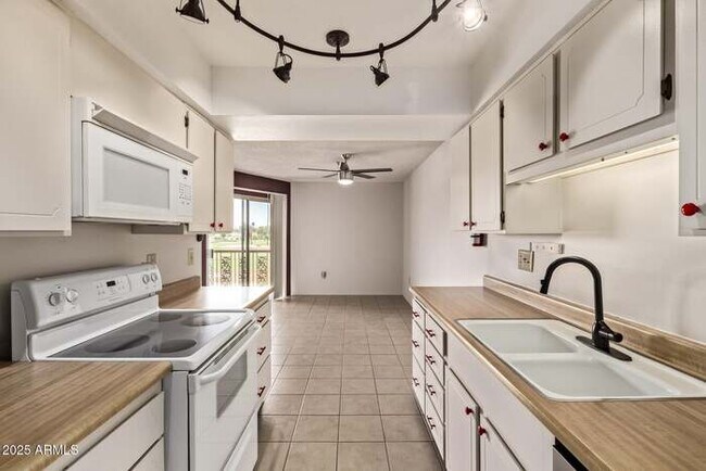 Building Photo - Sun City Condo